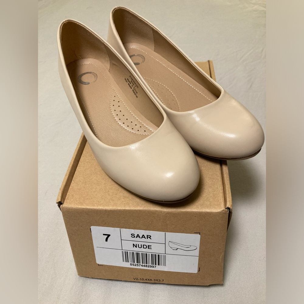 Journee Saar round-toe kitten heel nude pump